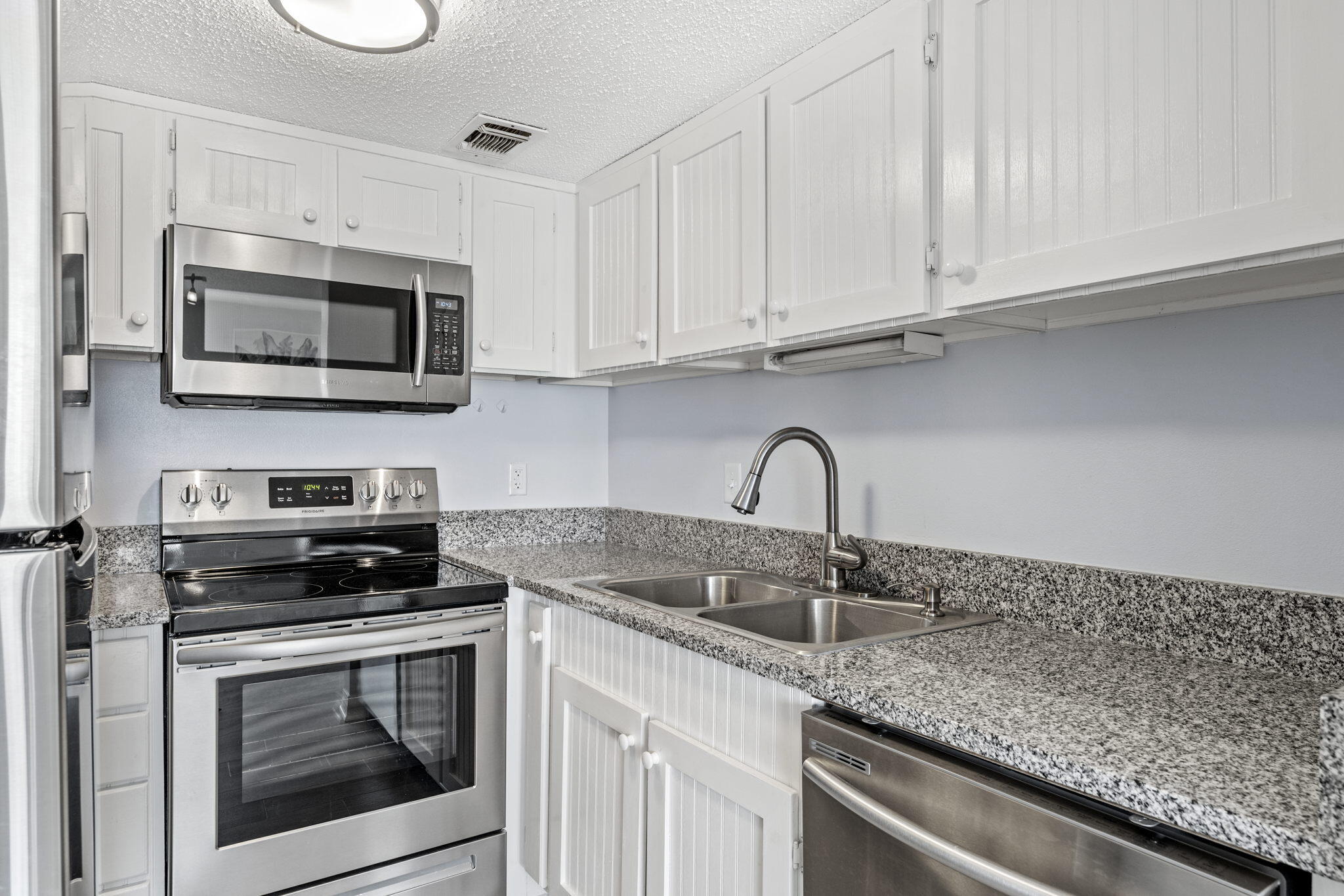 FINISTERRA CONDO - Residential