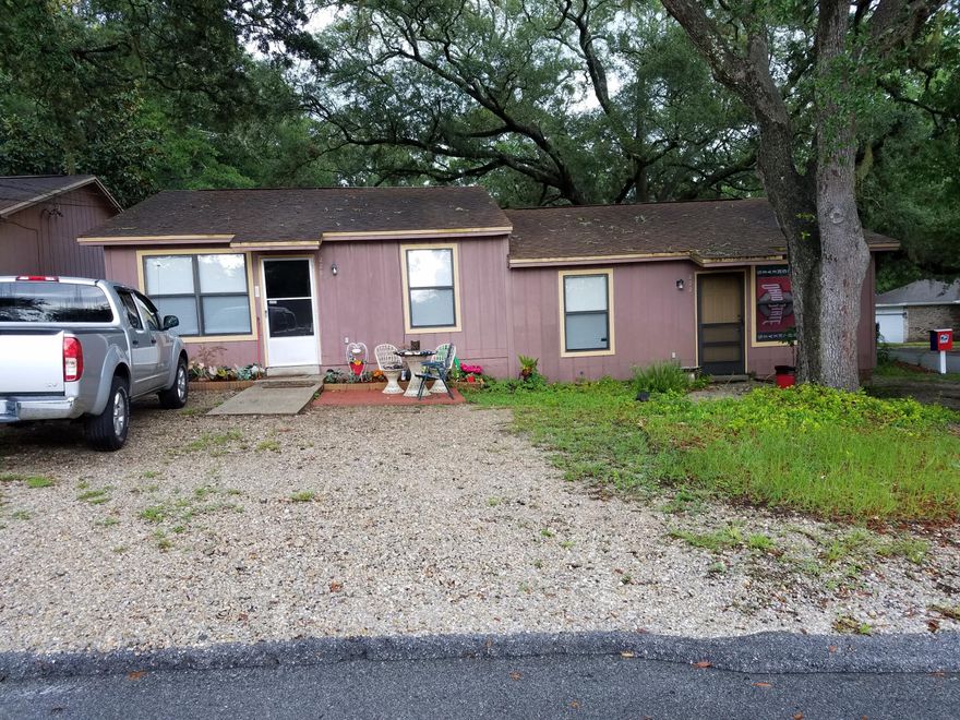 2 bedroom 1 bath duplex in the heart of Niceville. Bedrooms have carpet. Large laundry room off of kitchen. Single bathroom has tub/shower combination. Small back yard. No smoking and no pets allowed. Call today for your viewing appointment.