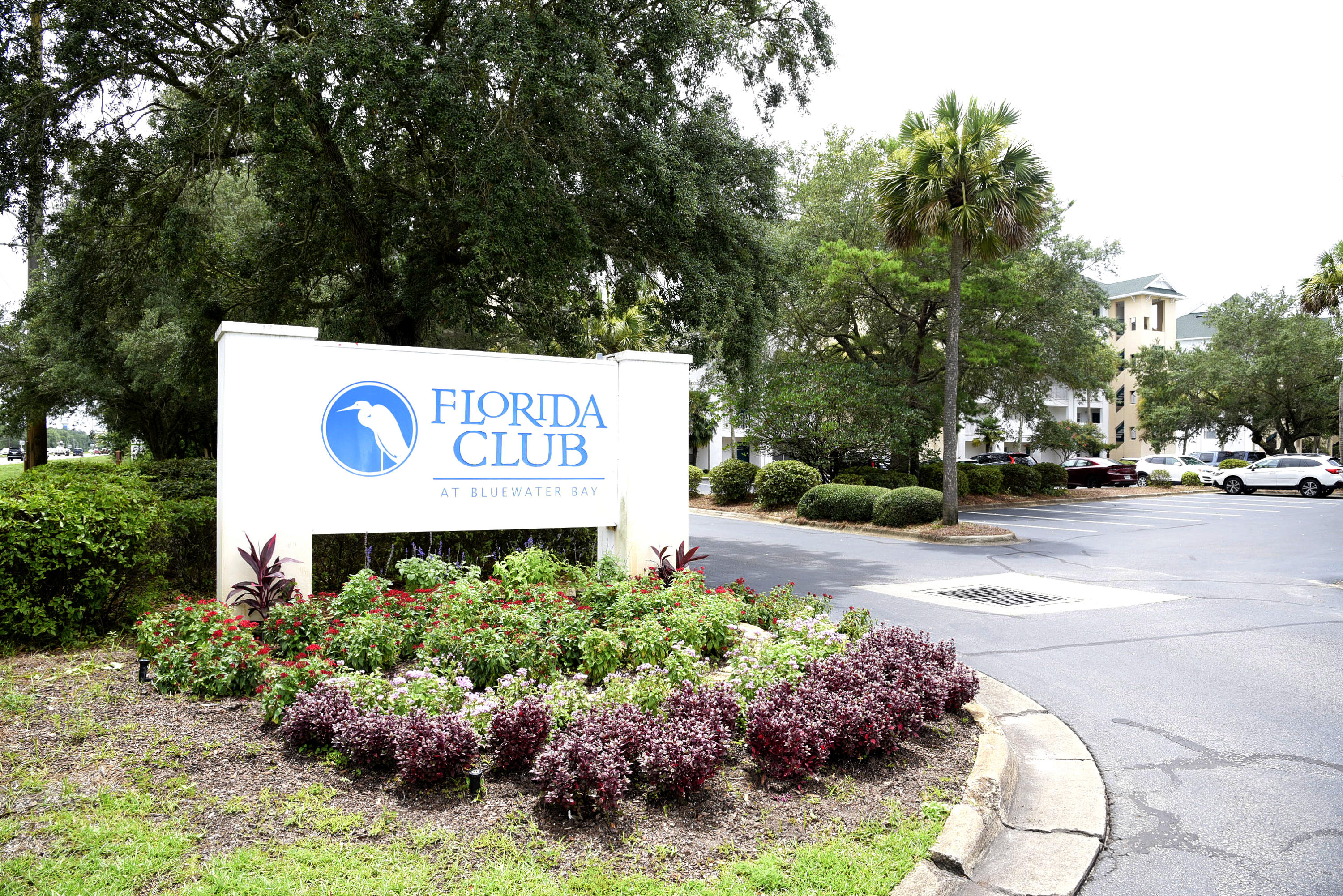 Don't miss this opportunity to own a ground floor unit at the Florida Club! Enjoy life in this 2 bedroom/2 bath unit with a screened porch and plenty of storage. Enter the great room with an open floor plan leading to the eat- in kitchen with breakfast bar and all appliances included. The large master bedroom has a walk-in closet and adjoining bath. Enjoy all the amenities including the pool, hot tub, club house and exercise room. Schedule your showing today!