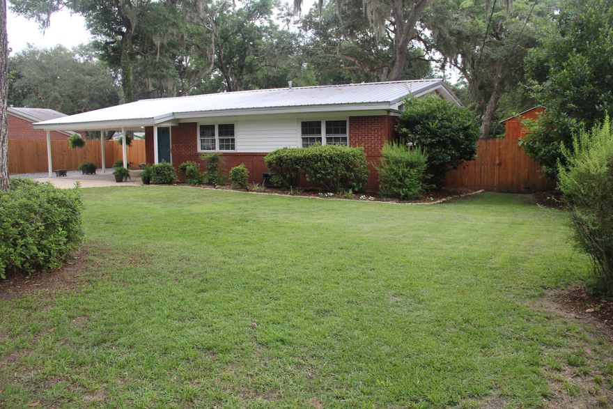 Welcome home! Newer roof (2011) newer A/C 2012,newer windows 2013, no popcorn ceilings!This 3br 2 bath home is located in the heart of Niceville on a dead end street, in close proximity to Eglin,Hurlbert and Duke field.Kitchen has been updated with new granite countertops,backsplash, sink and Frigidaire stainless(smudge proof)appliances.Fresh paint throughout and new carpet in the bedrooms.Laundry room is home to new Samsung washer and dryer,tile and cabinets!The recently renovated backyard is beautifully landscaped with mature trees and lush green grass.New irrigation system and well pump,new 12x16 shed,new gas grill,new 6ft stained privacy fence and new ext. elec.panel & RV/Boat and extra parking! Schedule your showing today.Buyer to verify anything deemed impt incl/not limited to sq/ft.