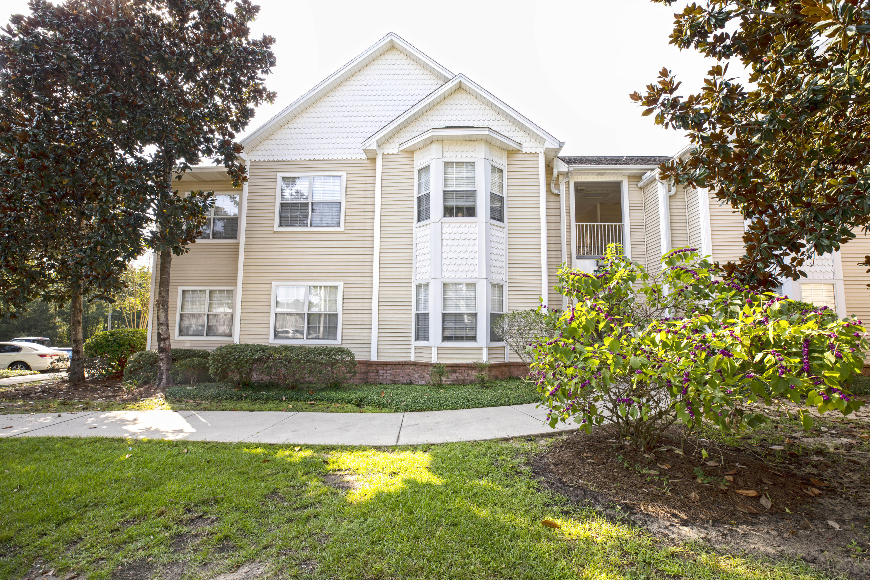 Immaculate 2/2 condo in the heart of Niceville. New water heater, HVAC and LVP flooring in 2019.