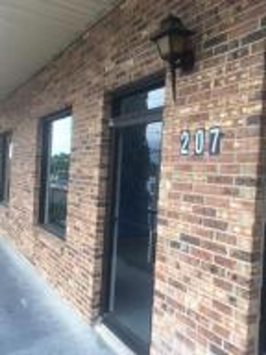 Second story 700 sq ft office located on the corner of Hollywood Blvd and Jefferson.