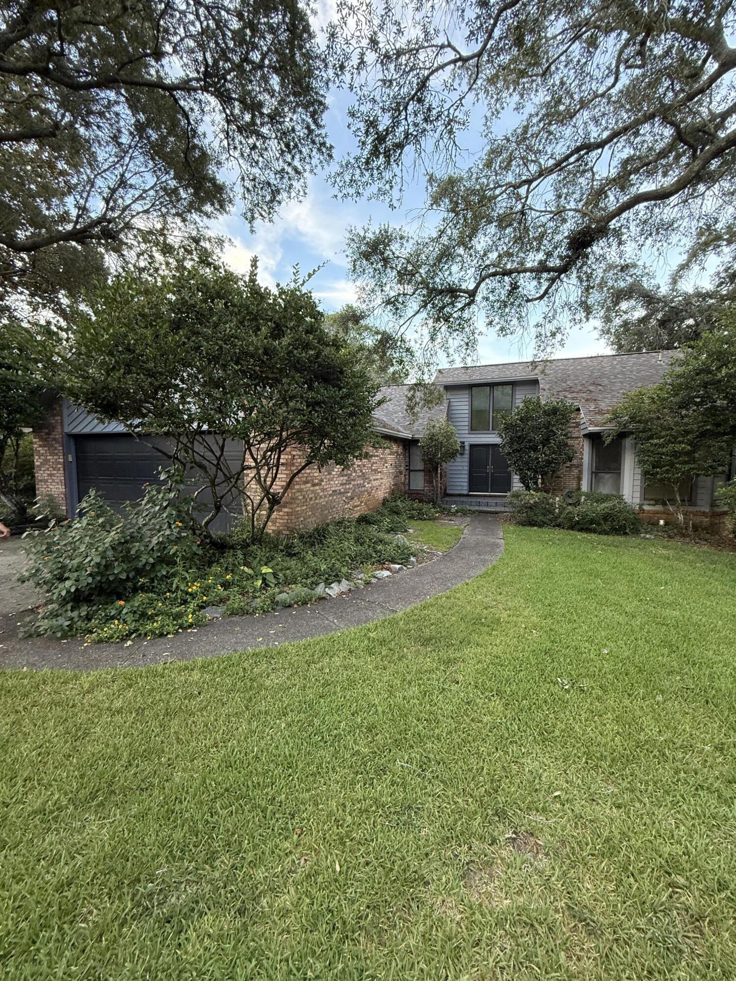 2 story home on the lake in Bluewater Bay that has a separate MIL suite downstairs with it's own private entry.