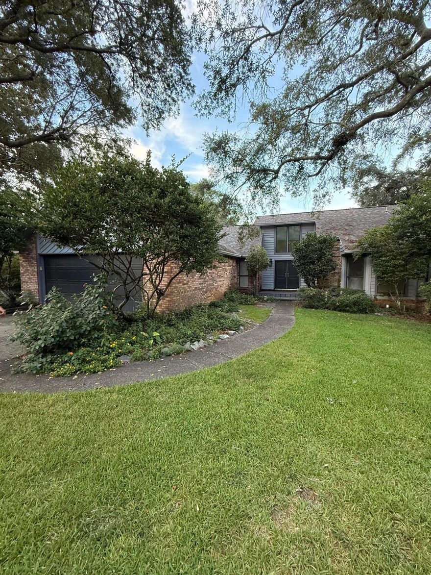 2 story home on the lake in Bluewater Bay that has a separate MIL suite downstairs with it's own private entry.