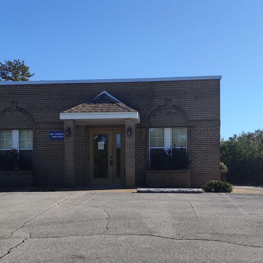 Fantastic medical office (1548 sqft) that is located in Niceville, FL. The space consists of a large waiting room, reception area, six offices, and two bathrooms. The building has a good visibility and plenty of parking. Located right next to Twin Cities Hospital.