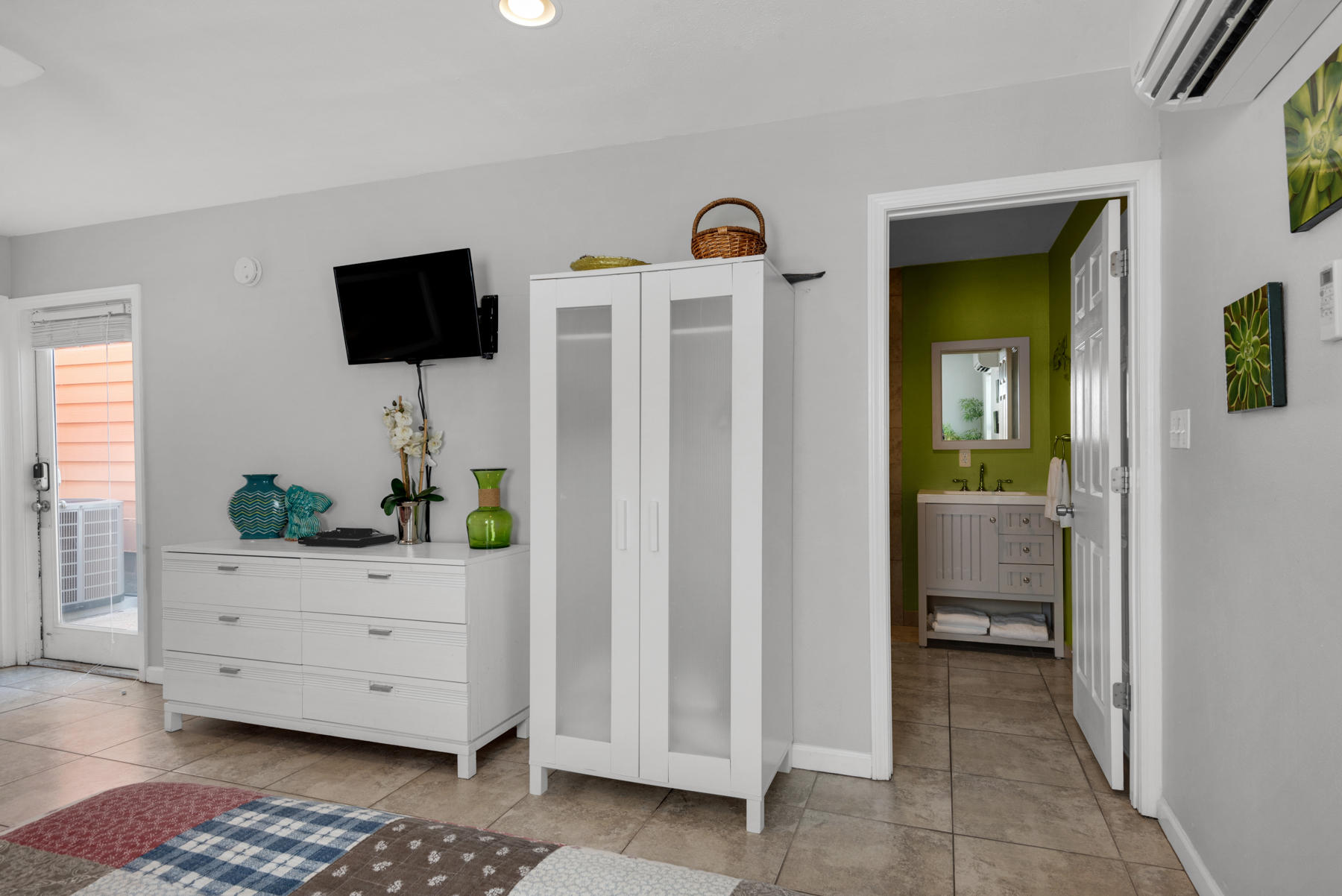 CRYSTAL SHORES - Residential