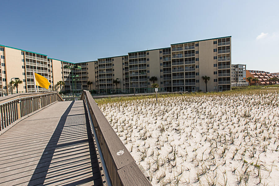 HOLIDAY SURF & RACQUET CLUB - Residential