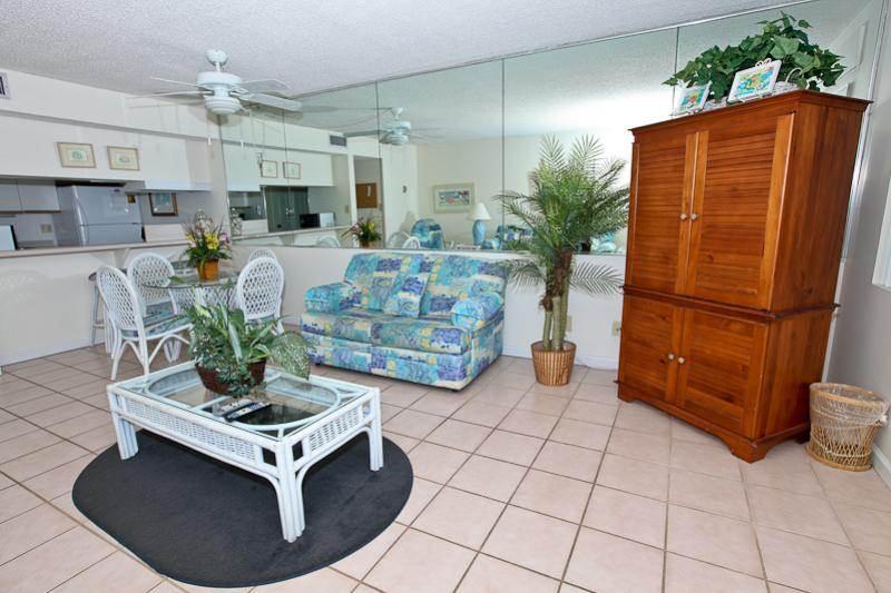 HOLIDAY SURF & RACQUET CLUB - Residential