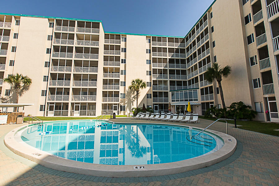 HOLIDAY SURF & RACQUET CLUB - Residential