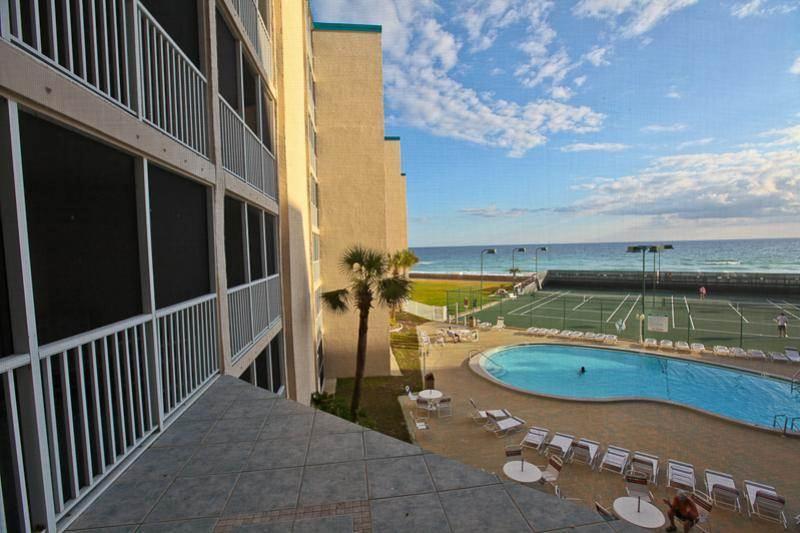 HOLIDAY SURF & RACQUET CLUB - Residential