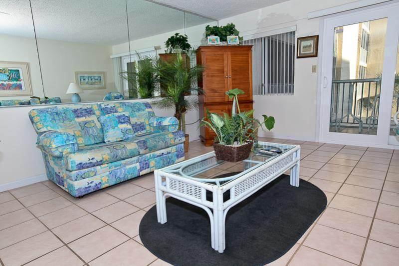 HOLIDAY SURF & RACQUET CLUB - Residential