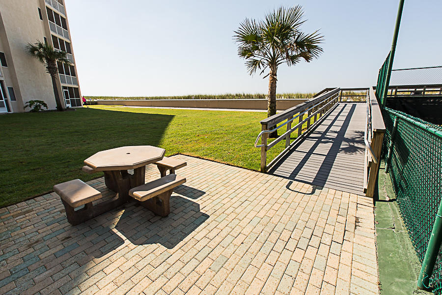 HOLIDAY SURF & RACQUET CLUB - Residential