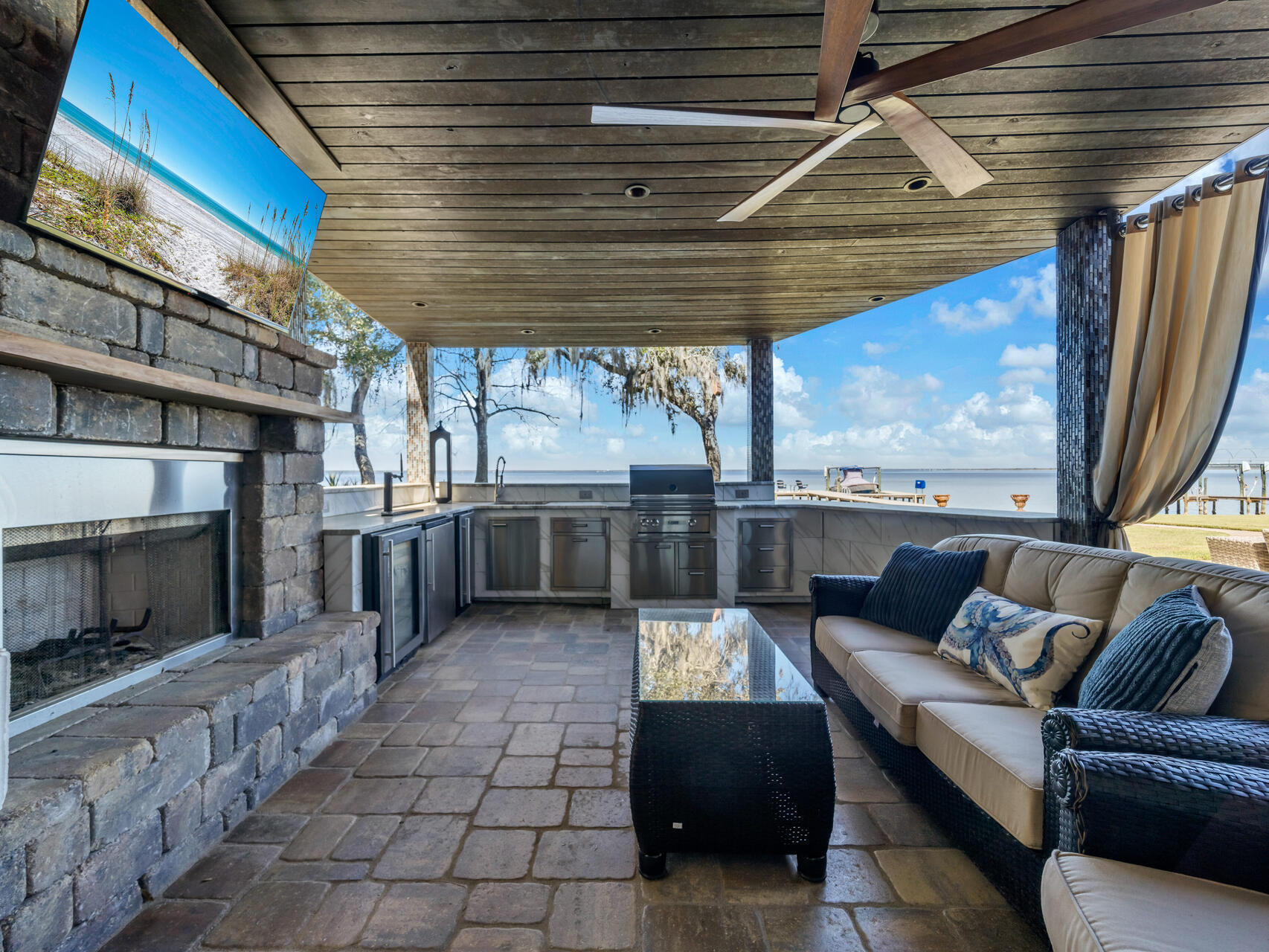 PELICAN BAY - Residential