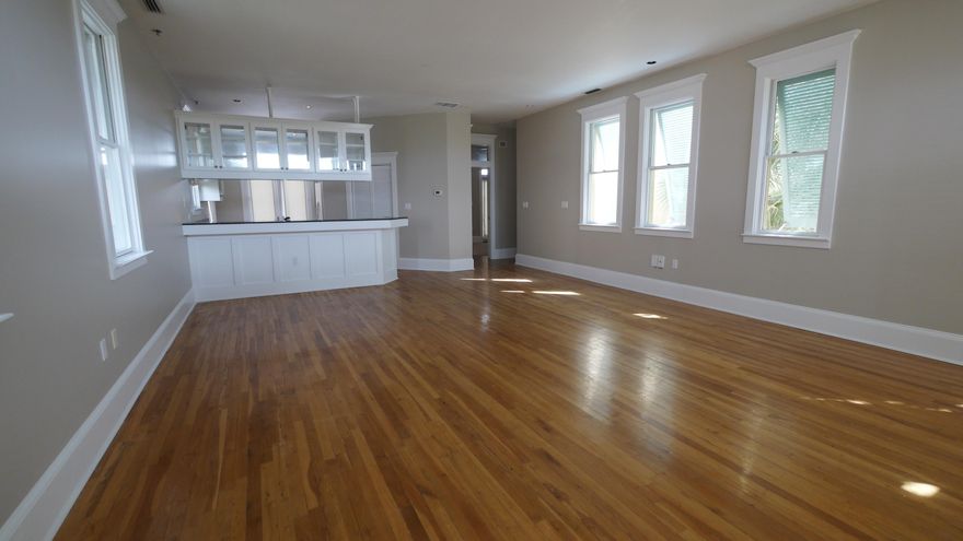 2 Story, 3BD/3BA Townhome,Open floor plan, 1st floor guest bedroom, 2 balconies - 1 over looking Lake Carillon, the other over looking the downtown area. 2nd floor has 2 Master suites with balconies.