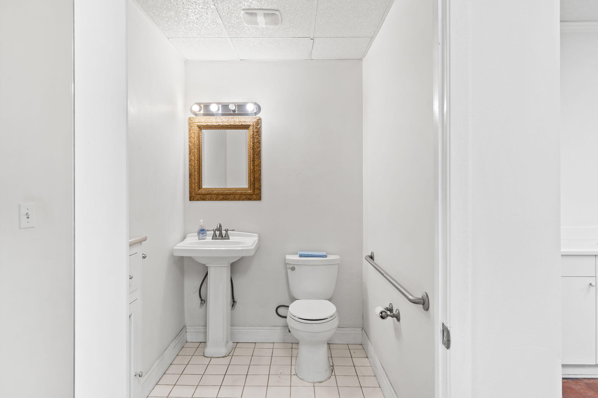 Main image without alt text
