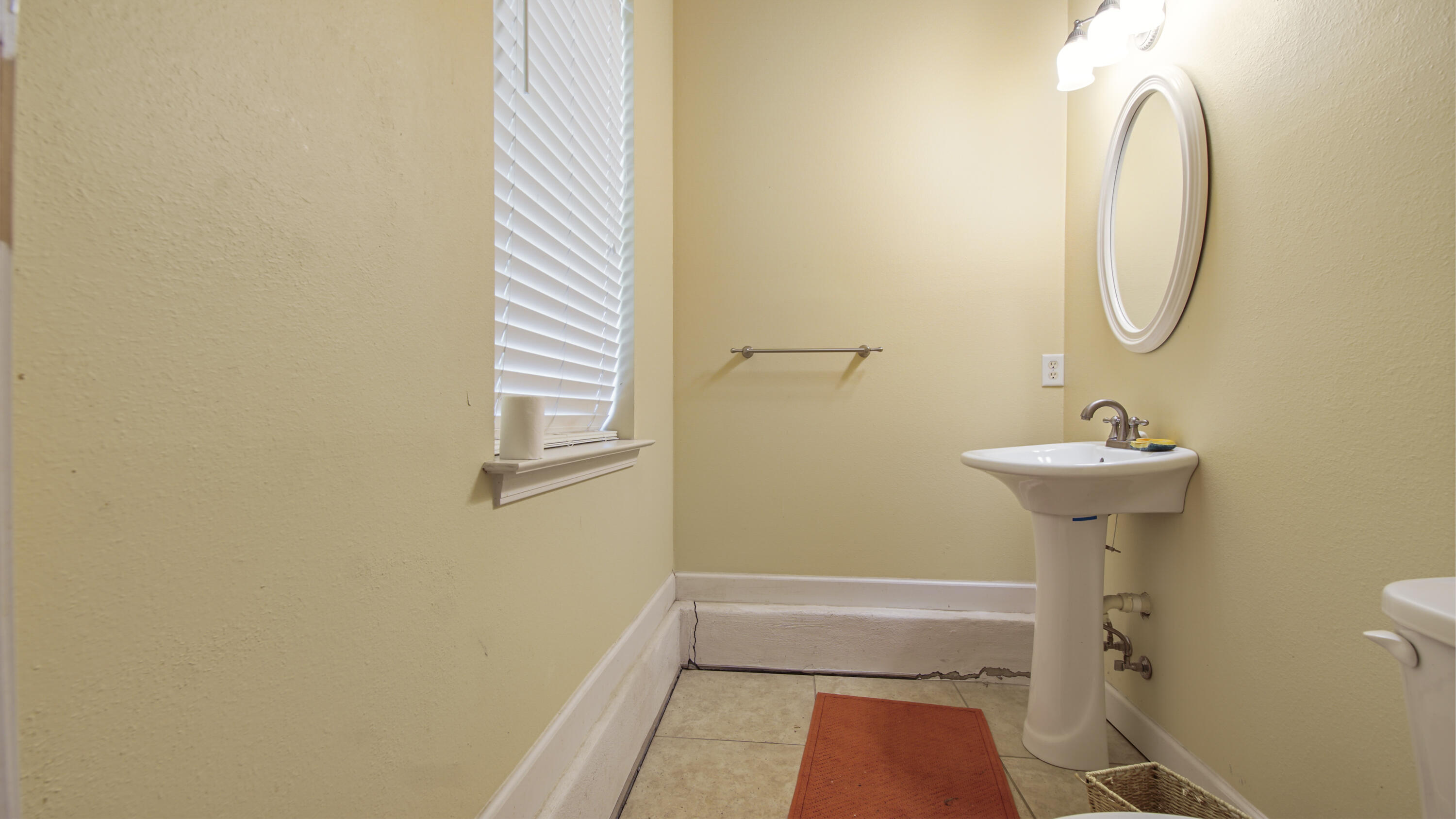 COUNTRY CLUB MANOR - Residential