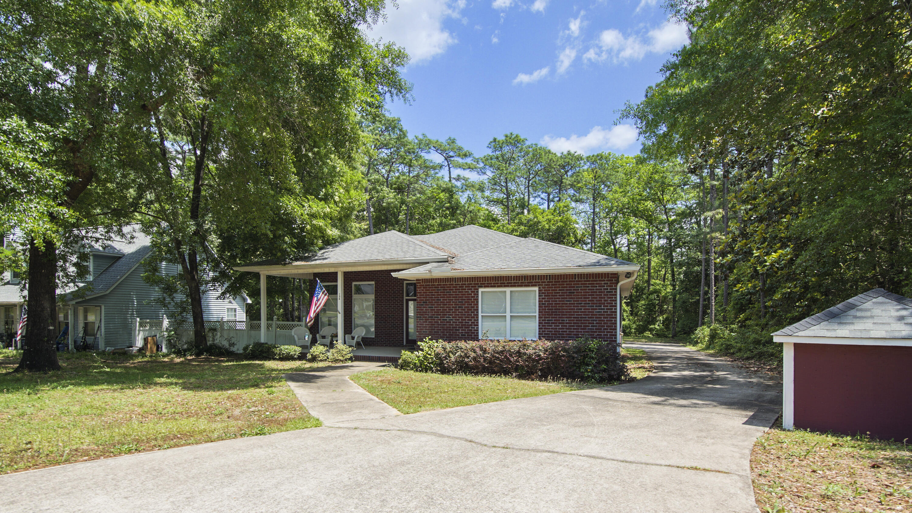 COUNTRY CLUB MANOR - Residential