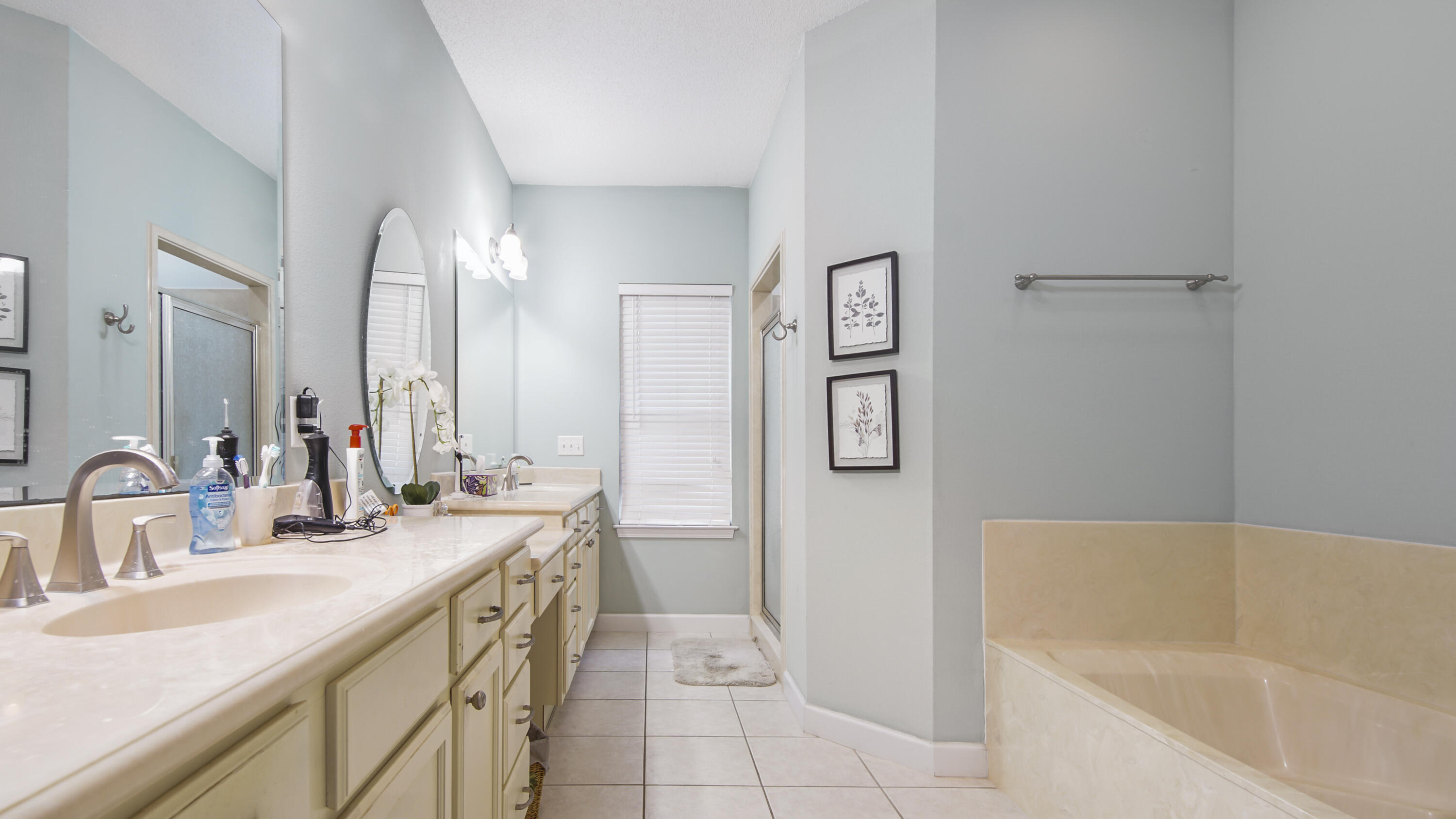 COUNTRY CLUB MANOR - Residential