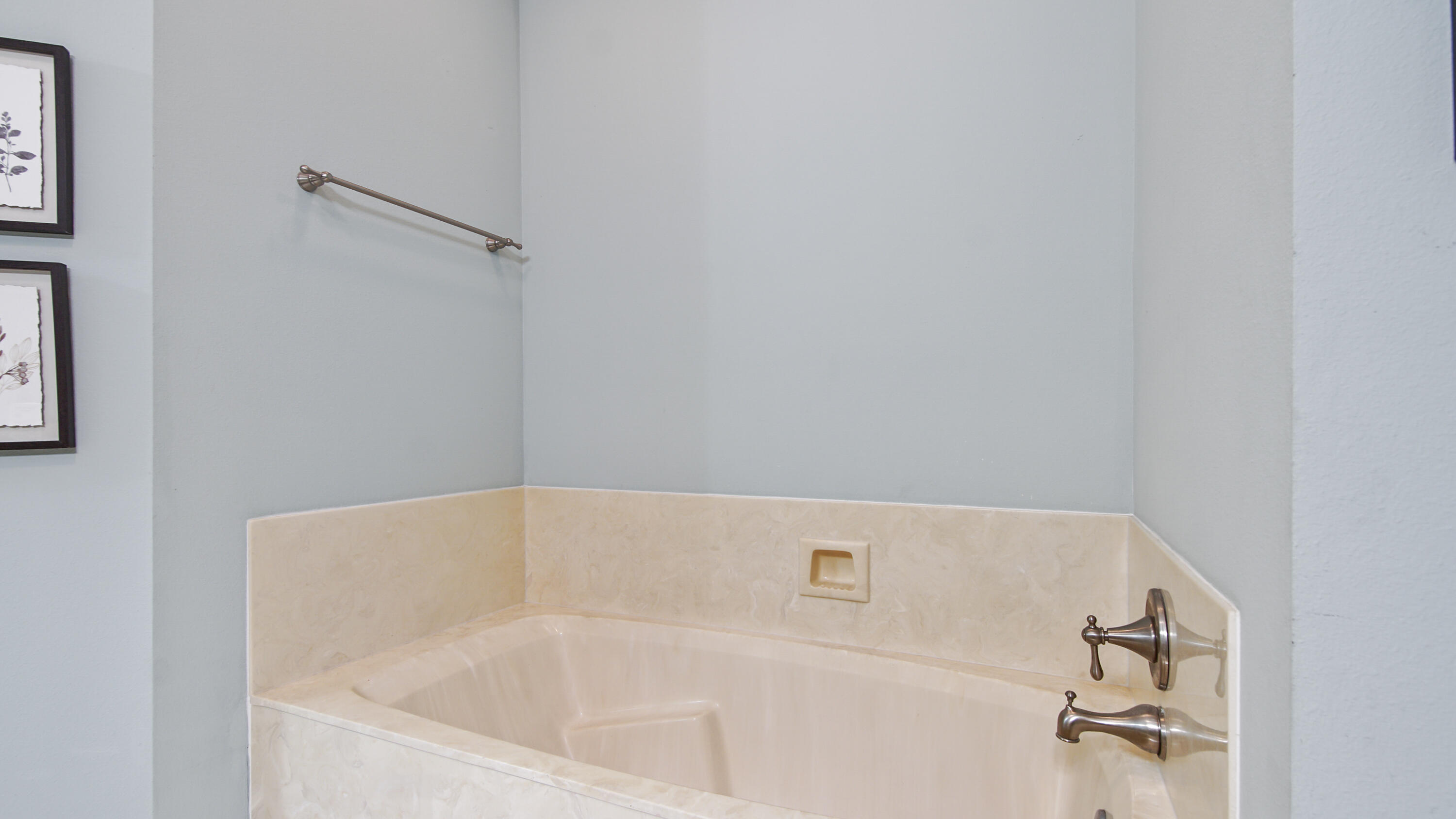 COUNTRY CLUB MANOR - Residential