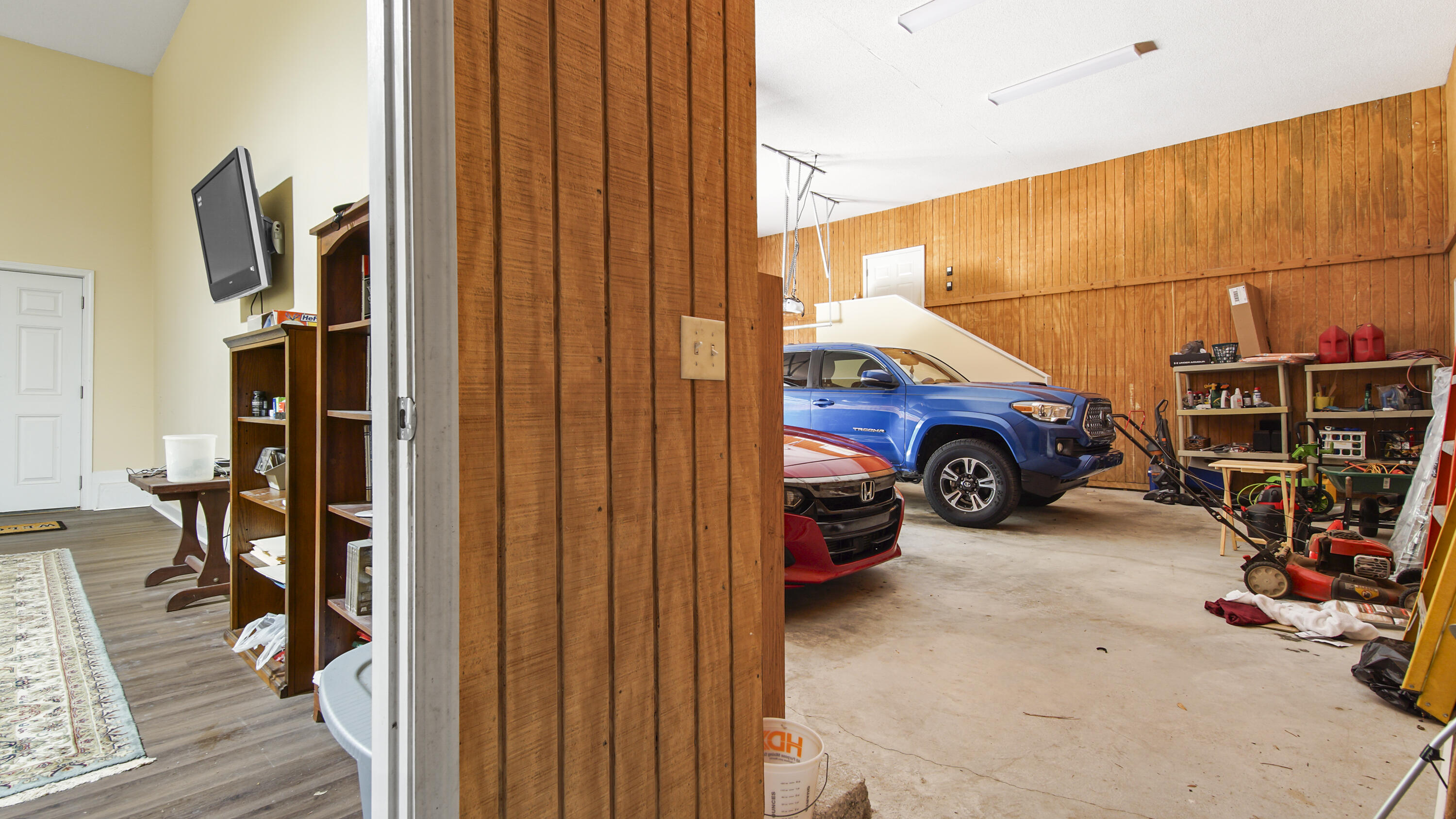 COUNTRY CLUB MANOR - Residential