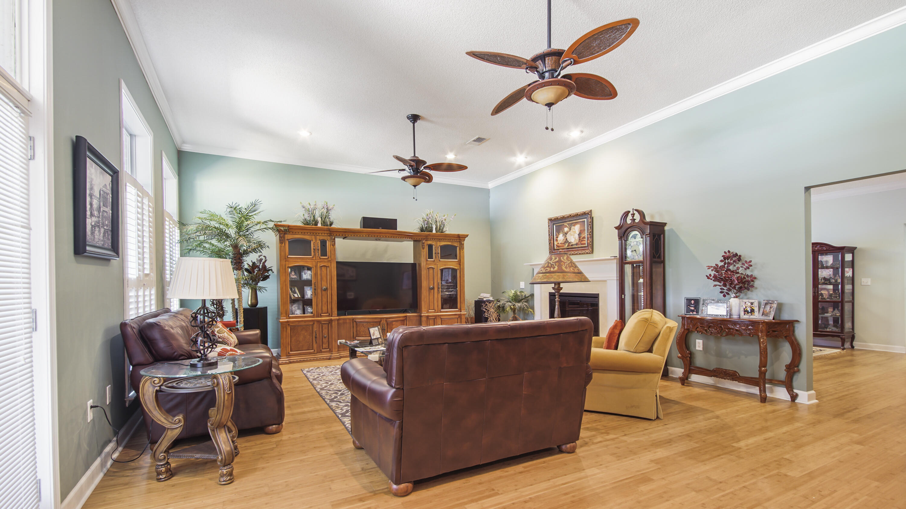 COUNTRY CLUB MANOR - Residential