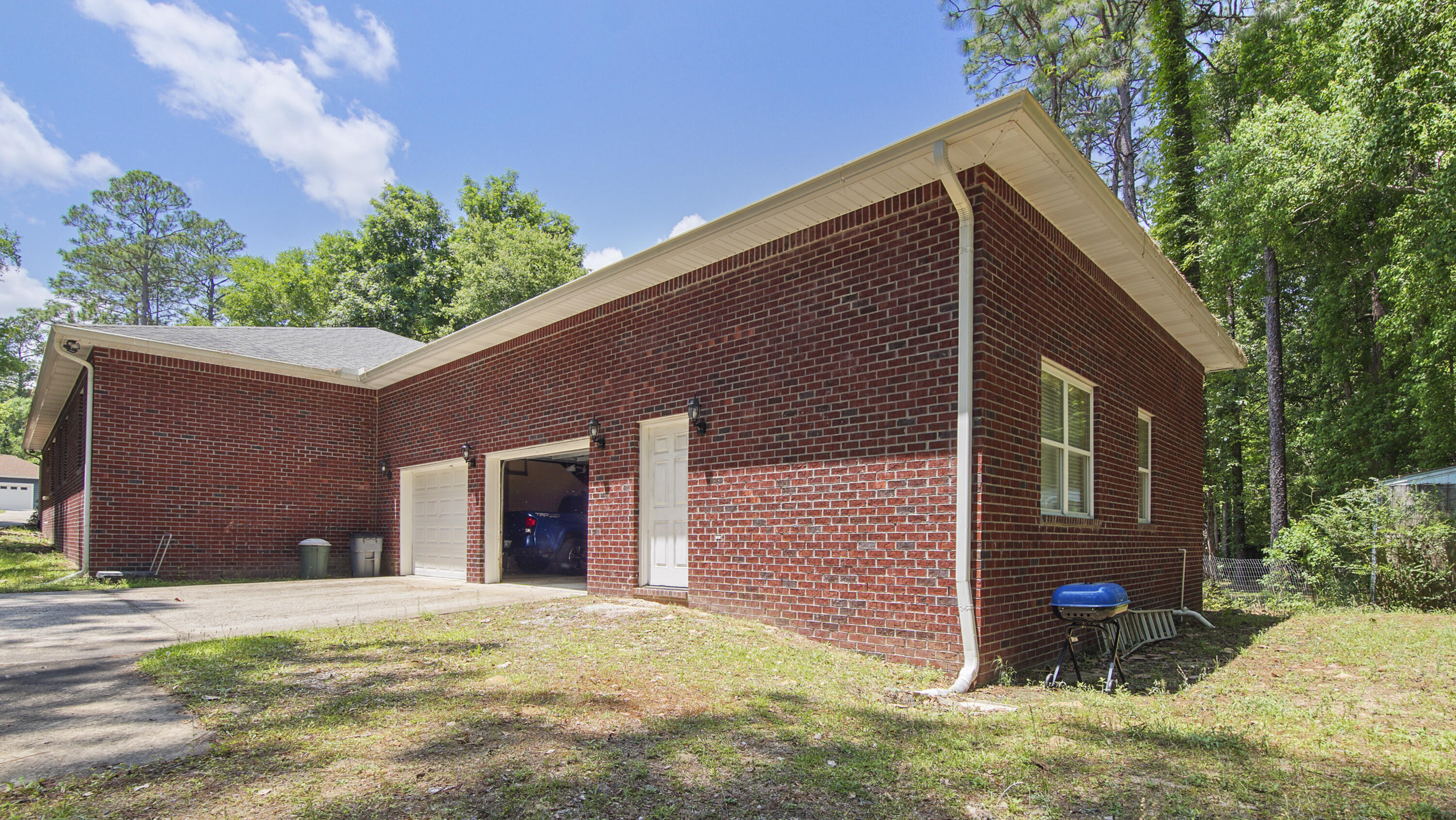 COUNTRY CLUB MANOR - Residential