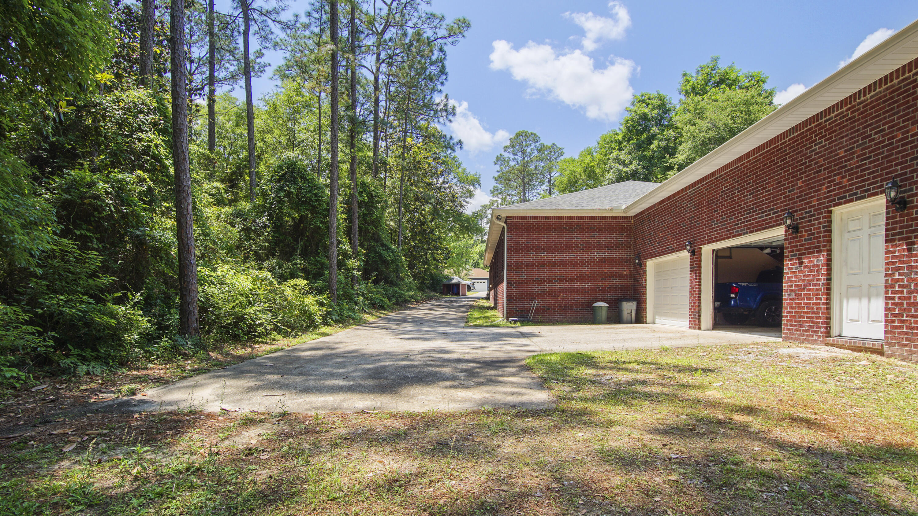 COUNTRY CLUB MANOR - Residential