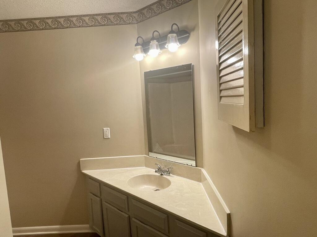 GARDEN OAKS CONDO - Residential Lease