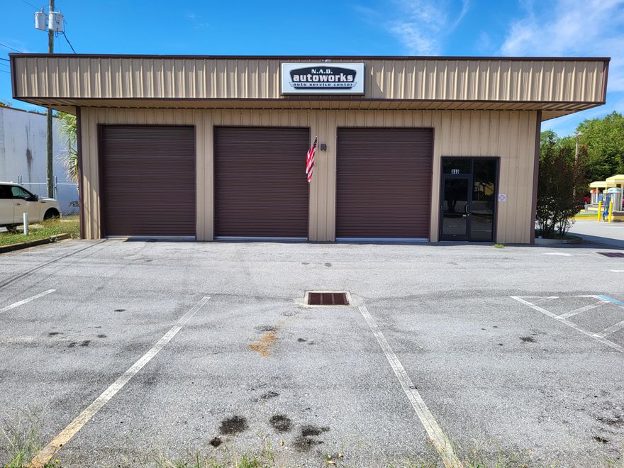 Nice warehouse/office space on main retail roadway just south of Santa Rosa Mall. 3 rollup doors on the front and 2 on the back. 1 small office with restroom. Paved parking lot on front and rear. Median crossover in front of the site giving easy access to south and north bound traffic.  Located south of Santa Rosa Mall and east of Hurlburt Air Force Base, Target, and Mary Esther Elementary School.
