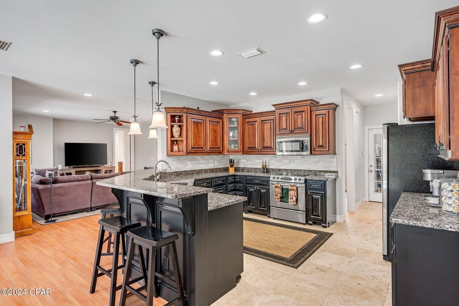 COLONY CLUB HARBOUR PH 1 - Residential