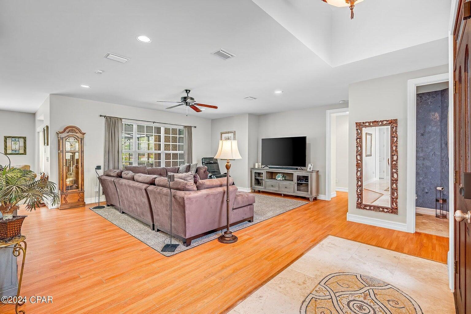 COLONY CLUB HARBOUR PH 1 - Residential