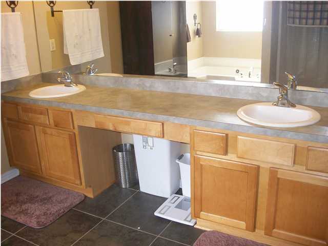 SKY RIDGE ESTATES 1ST ADD - Residential Lease