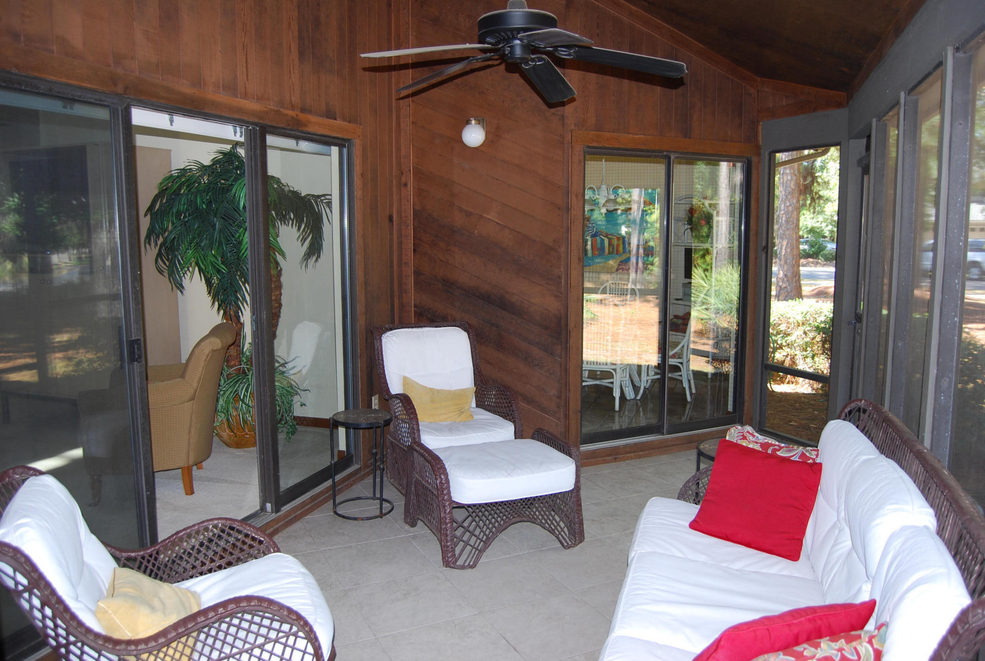 FANTASTIC GOLF VILLA WITH A WONDERFULL FLOOR PLAN. FEATURES 2 MASTER SUITES, A VERY OPEN GREAT ROOM, FORMAL DINING AREA, KITCHEN WITH A BREAKFAST NOOK OVERLOOKING A LARGE SCREENED PORCH, SPLIT BEDROOMS, ATTACHED GARAGE AND HIGH CEILINGS. THIS HOME IS AN END UNIT GIVING YOU WONDERFUL NATURAL LIGHT AND LOTS OF PRIVACY. CLOSE TO ALL THE AMENITIES OF BLUEWATER BAY COMMUNITY. WALK TO TENNIS, SWIMMING POOL, GOLF AND COUNTRY CLUB.