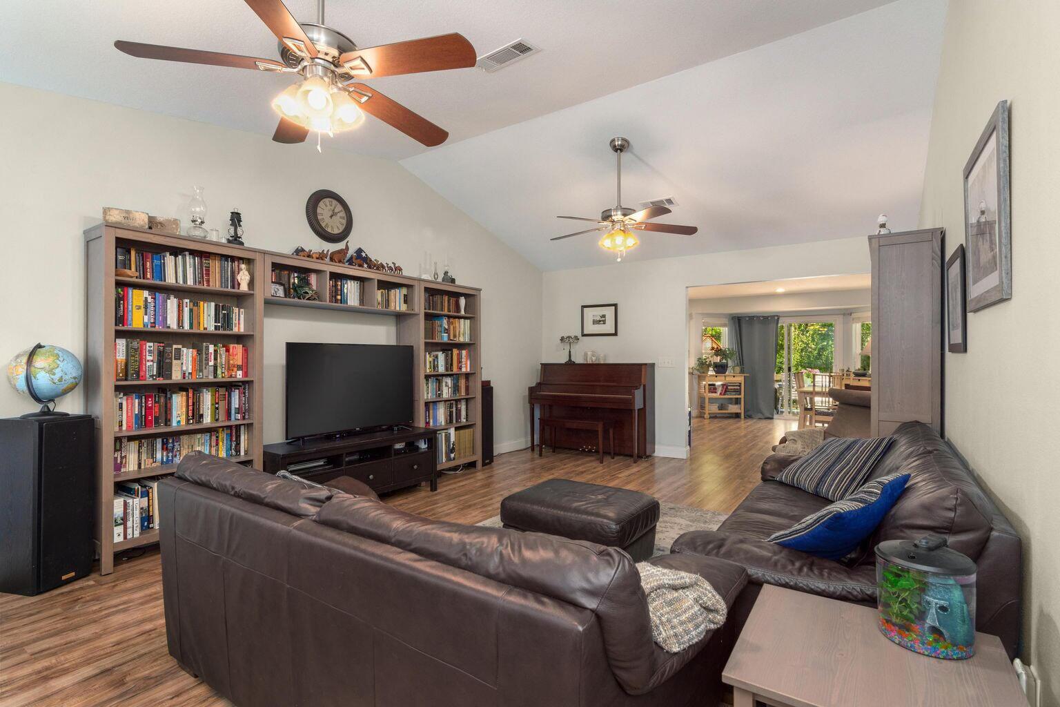 VALPARAISO PINECREST 5 - Residential Lease