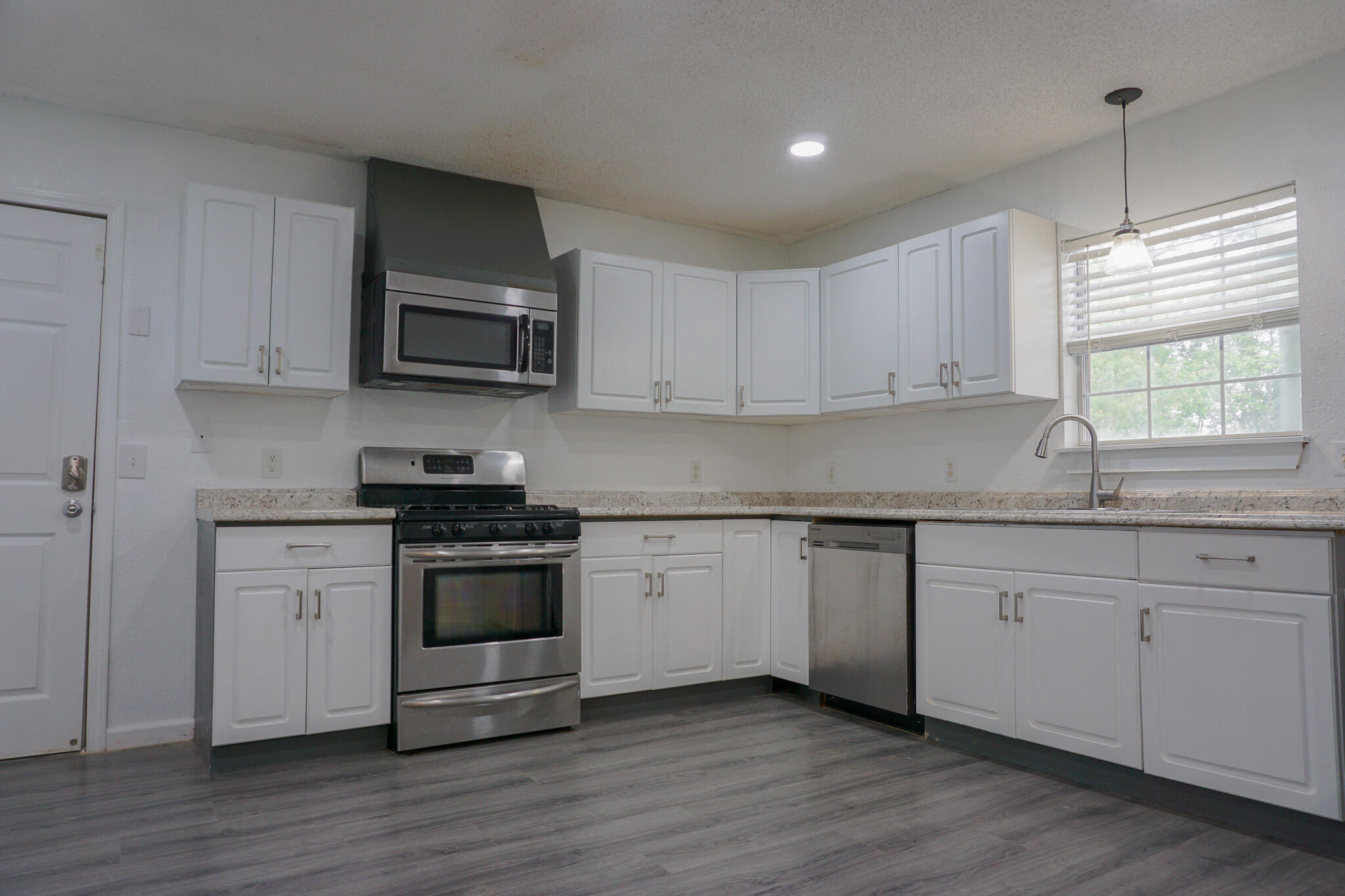 COUNTRYVIEW ESTATES 1ST ADDN - Residential Lease