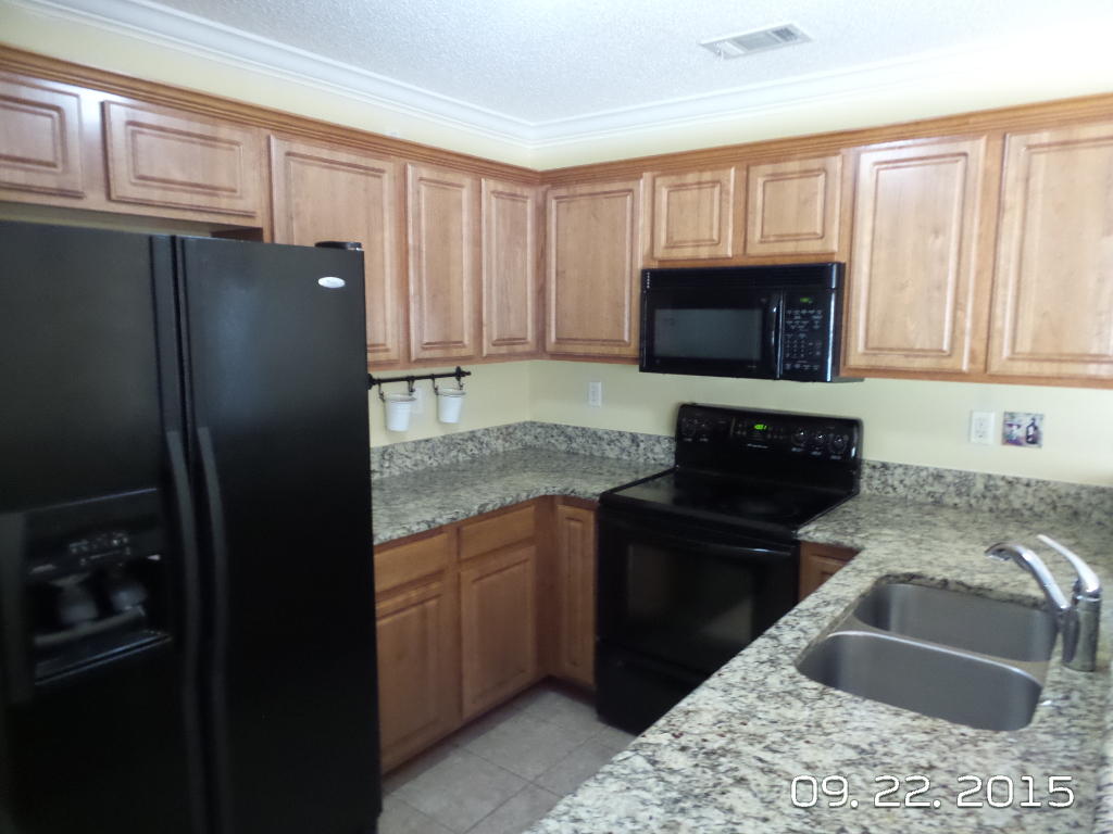 GOLDEN OAKS - Residential Lease