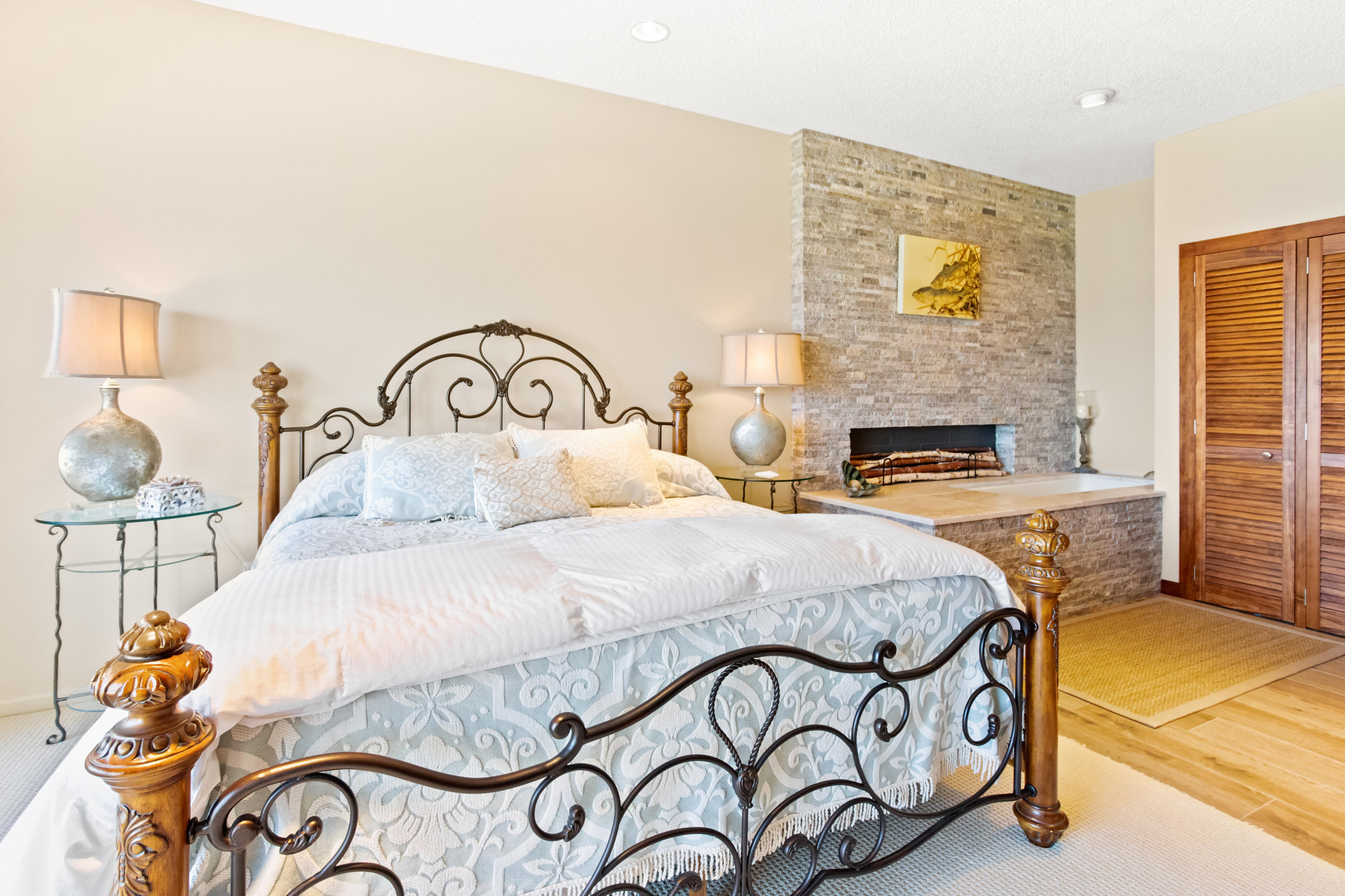 EMERALD TOWERS WEST CONDO - Residential