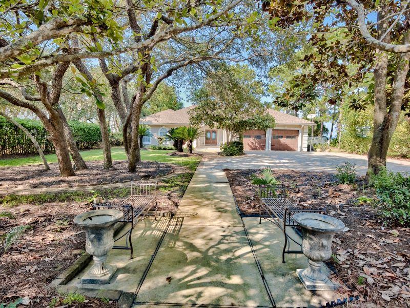 WHISPERING OAKS - Residential