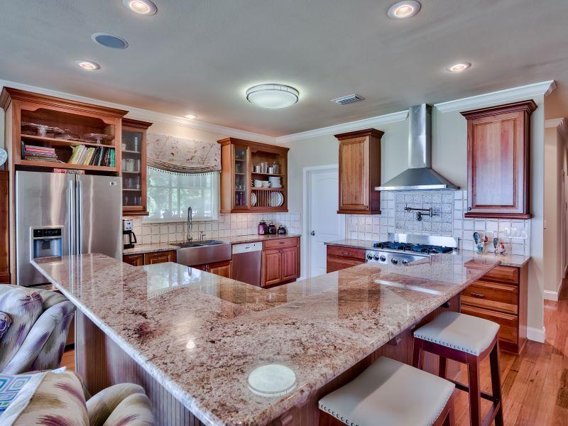 WHISPERING OAKS - Residential