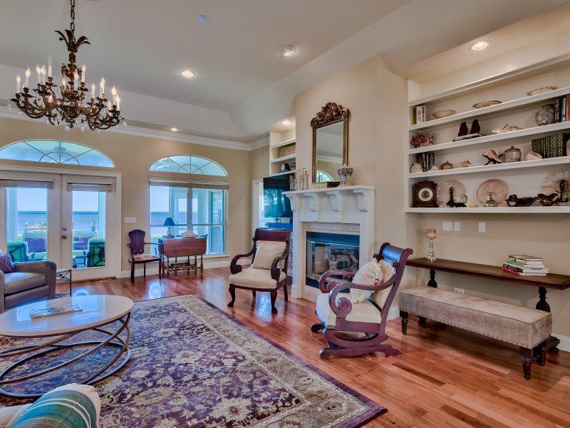 WHISPERING OAKS - Residential