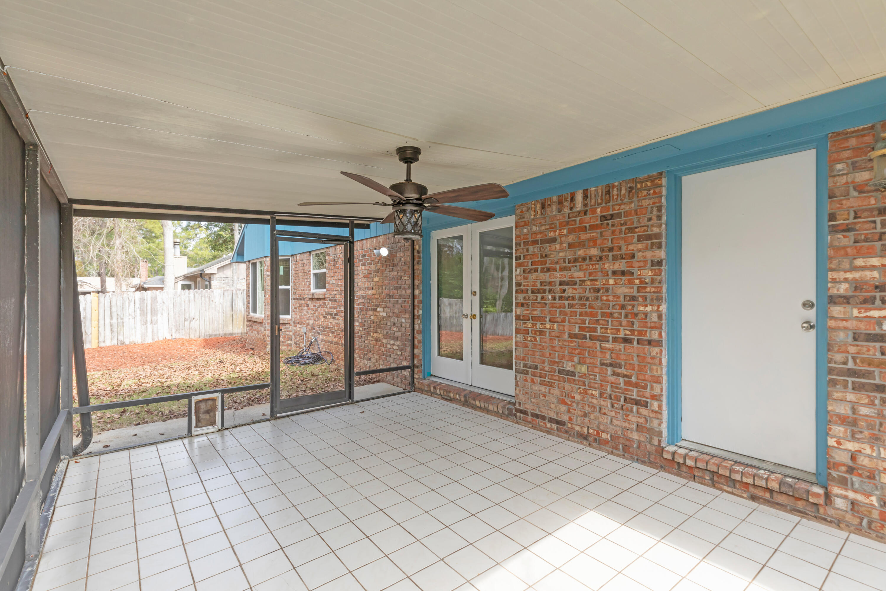 CHATEAU PRES DE LA MER - Residential Lease