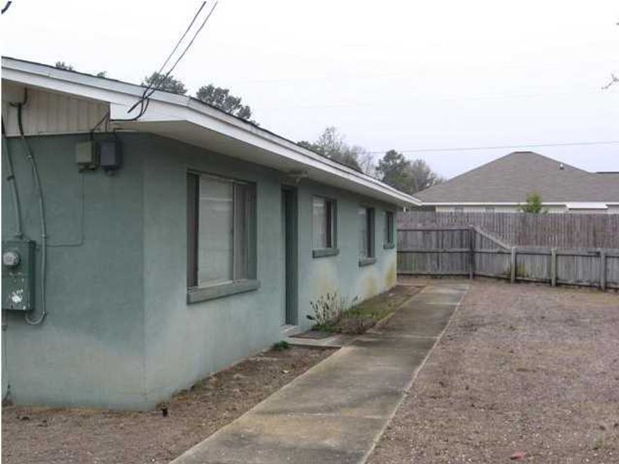 LARGE ONE BEDROOM IN DUPLEX. FRONT AND BACK ENTRANCE. BREAKFAST BAR, EAT IN KITCHEN. LIVING ROOM DINING ROOM COMBINATION. SORRY, NO PETS. $15 MONTHLY TRASH FEE INCLUDED IN RENT AMOUNT.