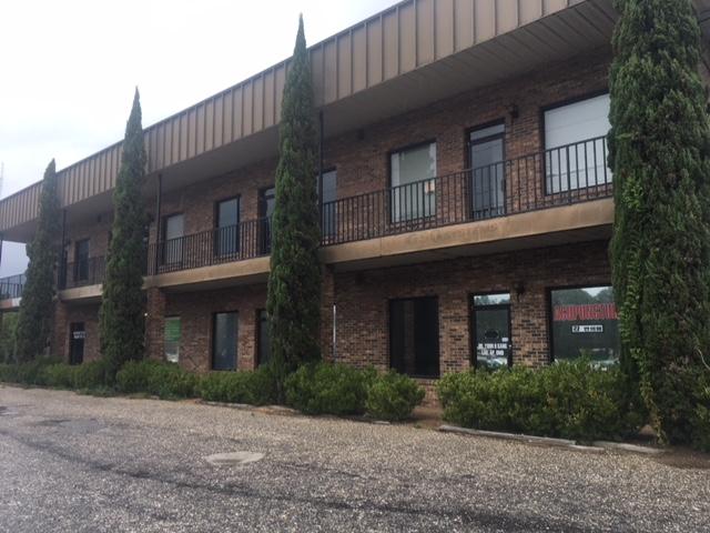 700 sq ft office located on the second floor of two story office/industrial building. Located on the corner of Hollywood Blvd and Jefferson.