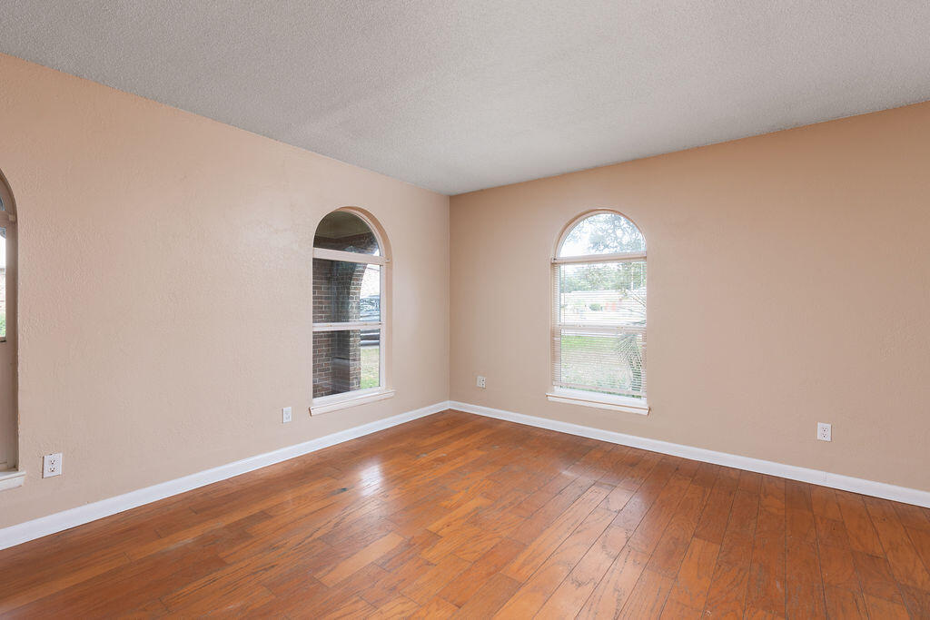 TWIN OAKS - Residential