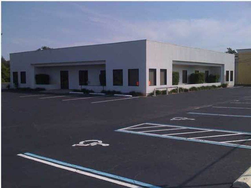 1100 SF vacant space on Lewis Turner, great location between Eglin AFB and Hurlburt AFB, owner willing to buildout interior to specs