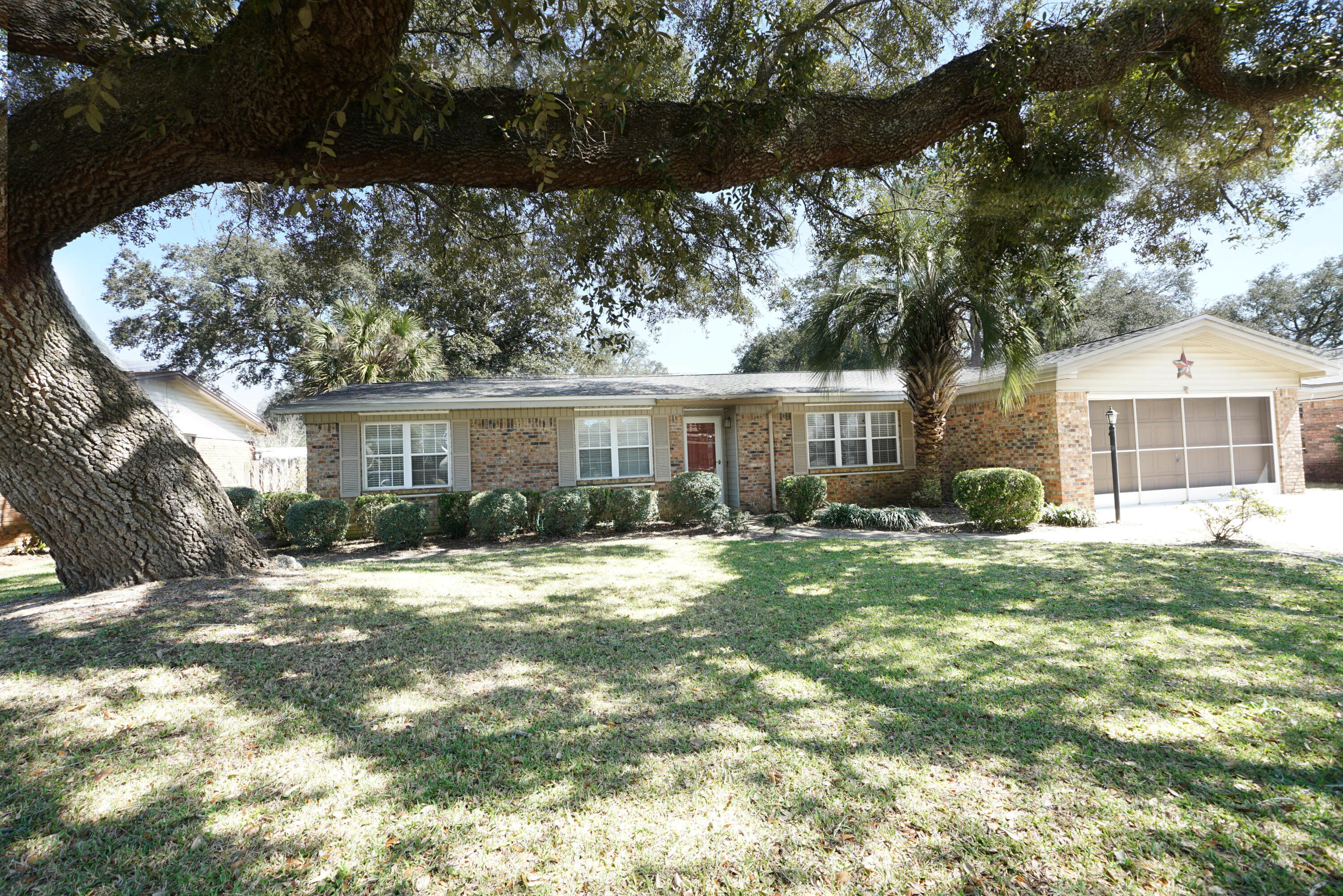 Charming, Warm and Elegant! A hidden treasure conveniently located in the heart of Niceville that offers you walking distance to grocery stores, restaurants, middle school and high school making it perfect for anyone concerned about convenience. This home features 3 bedrooms and 2 baths. The premium to this home is not only its location but its livable floor plan that lives bigger than square footage and the luxury of expanding your entertainment to your in-ground pool is perfect for any lifestyle. This privacy fenced backyard is perfect for any entertainment to include a screened porch perfect for those weekend grilling or fellowship gathering. What makes this home stand out from the others is the fact it has 2 living areas giving you many options to accommodate any lifestyle with 3 3 bedrooms. Kitchen adjacent to the family room allowing time together......Home is light and bright with plenty cabinets in kitchen for any chef. No detail has been overlooked in this house just waiting to become your home.
The Screen in the garage is fantastic for the garage. Perfect for working or for those little ones who love to ride their cars.....or just playing.......