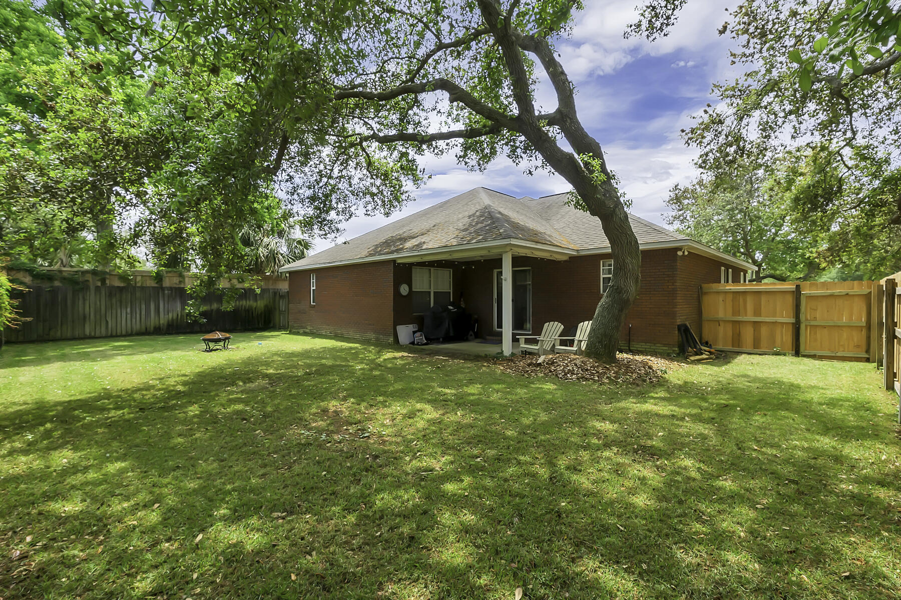 LAKESIDE VILLAGE - Residential Lease