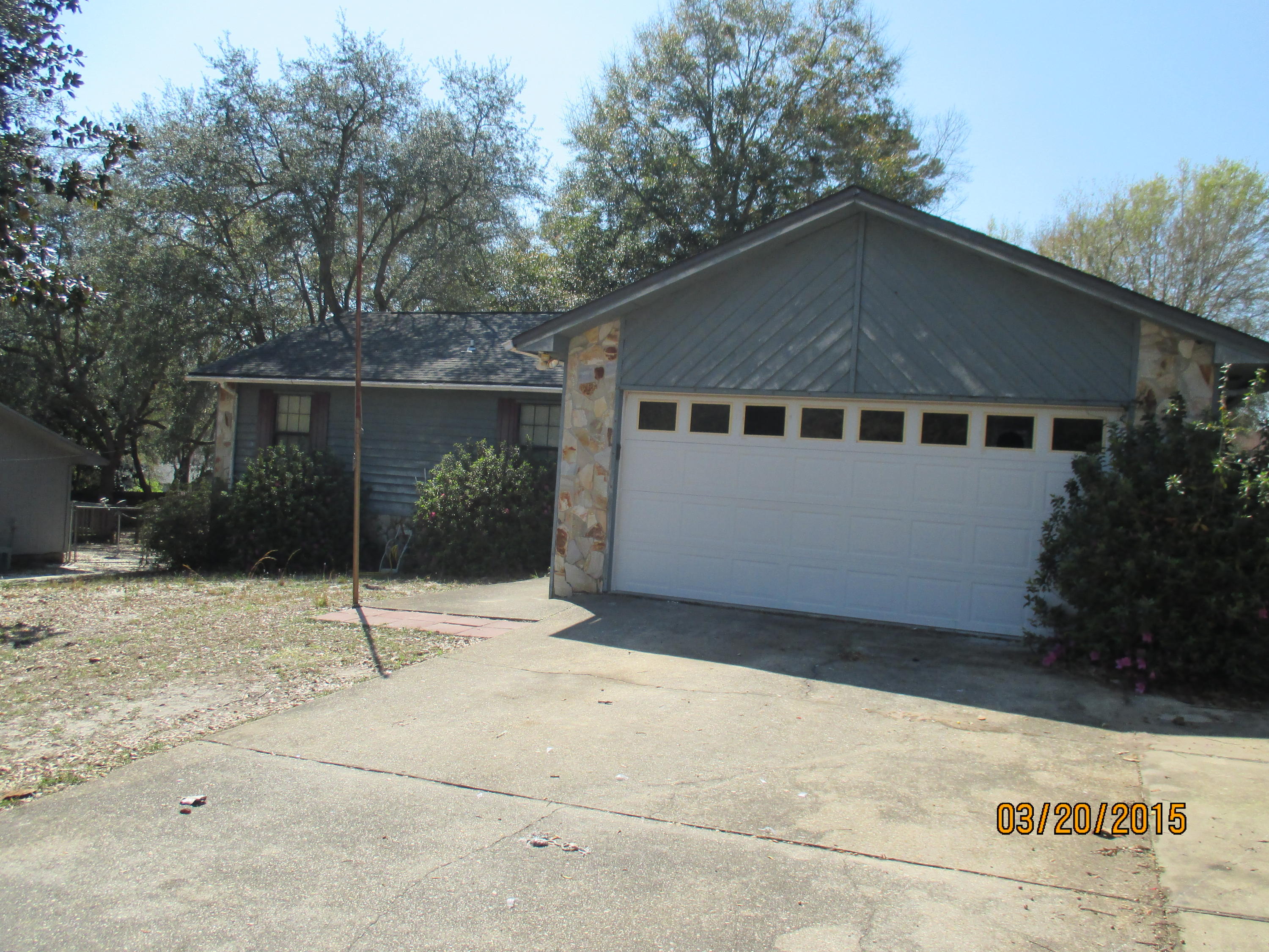 HOME IN THE DESIREABLE PINECREST NEIGHBORHOOD OF NICEVILLE. HERE IS YOUR OPPORTUNITY TO MAKE THIS HOME YOUR OWN. USE YOUR IMAGINATION TO CREAT THE LOOK AND FEEL YOU WANT AT A PRICE THAT CANT BE BEAT. CALL TODAY FOR YOUR APPOINTMENT TO VIEW.