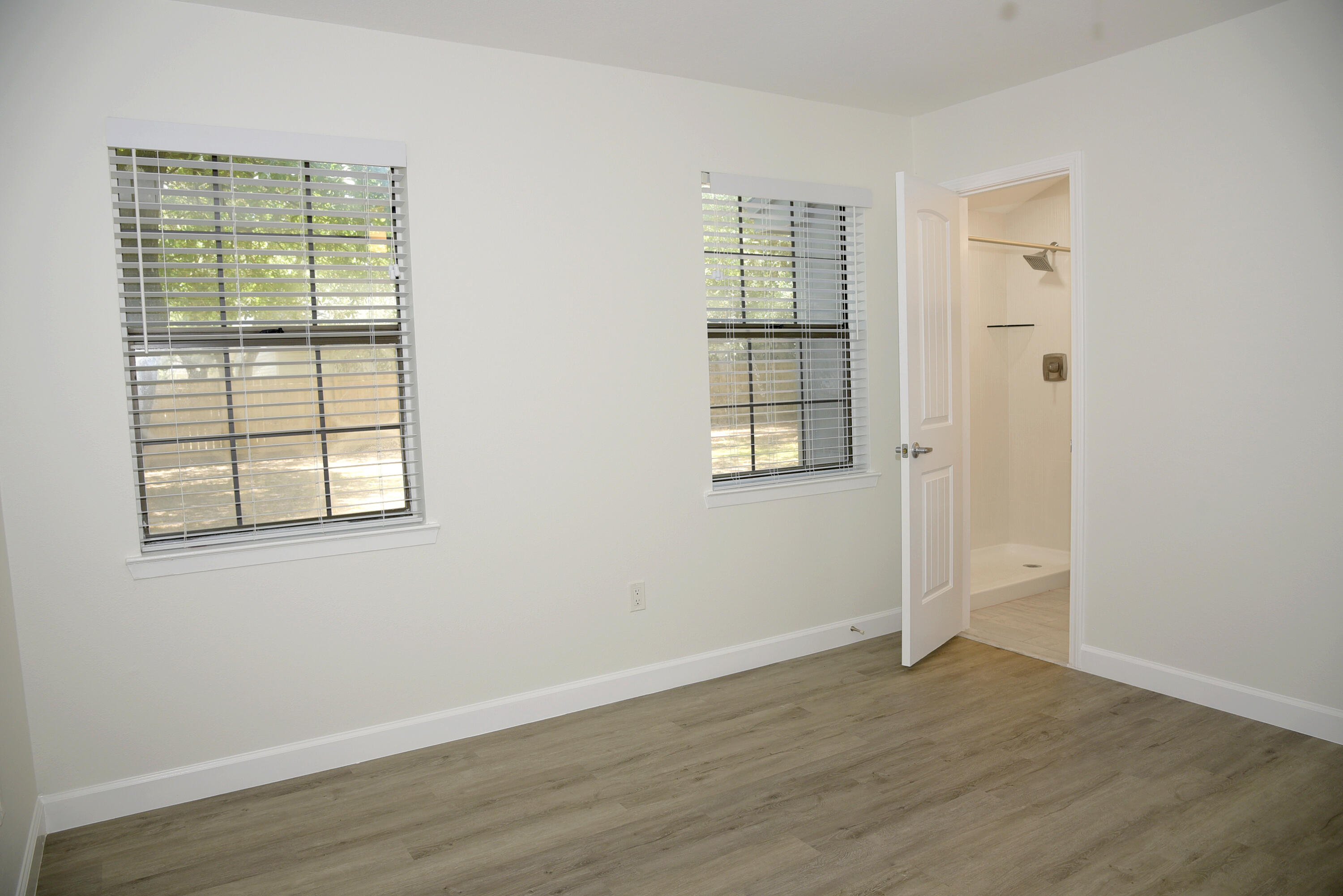 VALPARAISO PINECREST 6 - Residential Lease