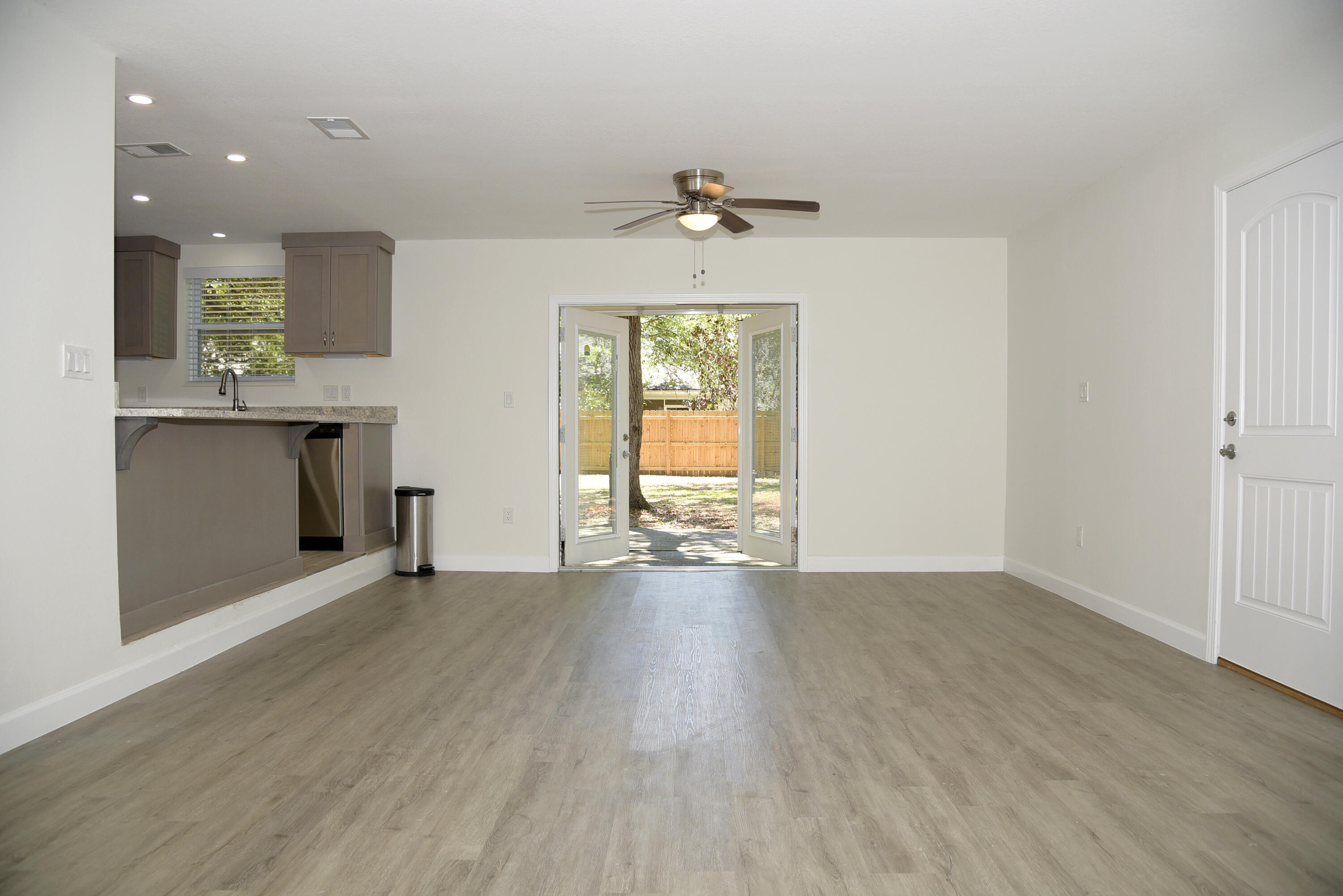 VALPARAISO PINECREST 6 - Residential Lease